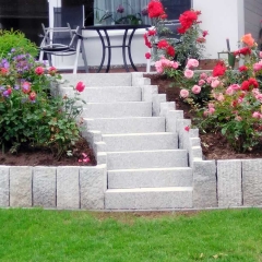 Treppe mit Granitpalisaden