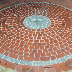 Klinkerpflaster-Kreis mit Graniteinleger
